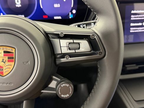 Certified 2025 Porsche Macan Electric image 20