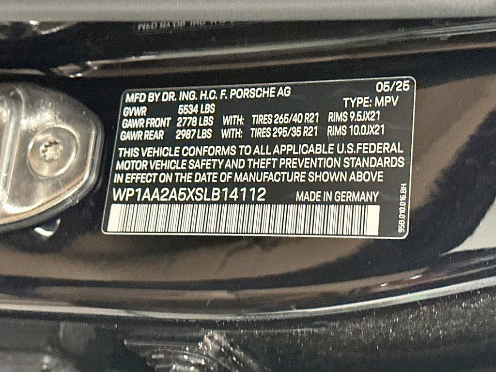 Certified 2025 Porsche Macan AWD/4WD image 35