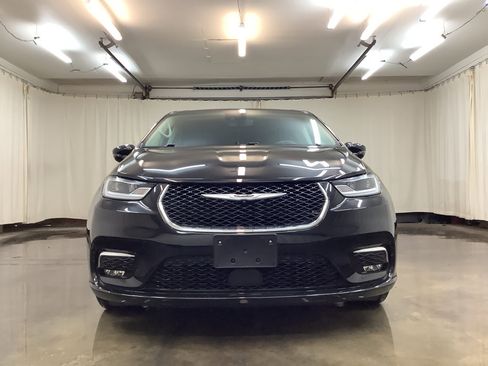 Used 2024 Chrysler Pacifica Touring-L FWD image 11