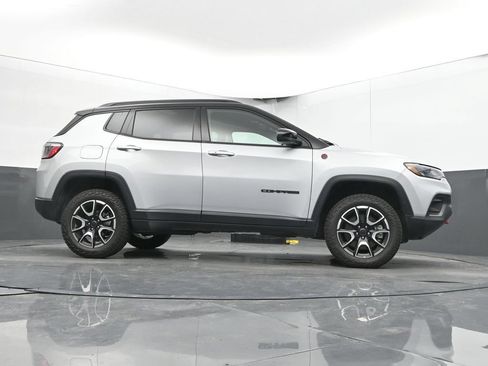 Used 2025 Jeep Compass Trailhawk AWD/4WD image 46