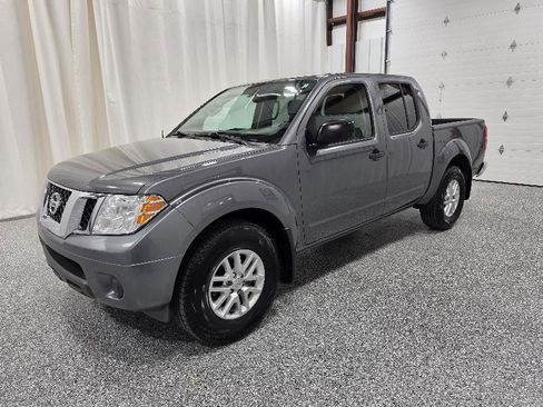 Used 2020 Nissan Frontier SV image 2