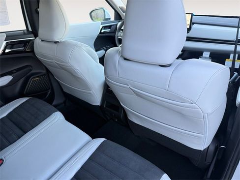 New 2025 Mitsubishi Outlander SE image 28