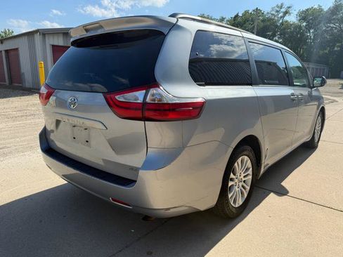 Used 2015 Toyota Sienna XLE FWD image 8