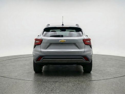 Used 2025 Chevrolet Trax LT FWD image 7