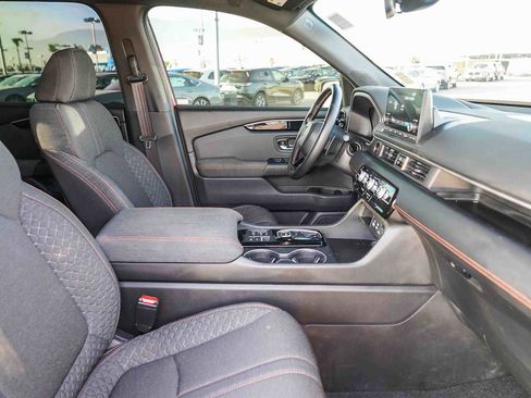 Used 2025 Honda Pilot Sport image 15