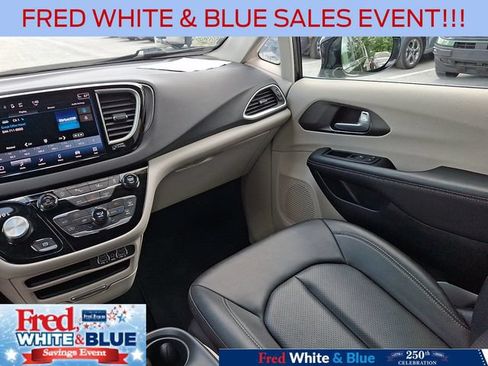 Used 2024 Chrysler Pacifica Touring-L FWD image 16