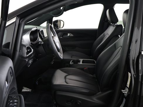 Used 2025 Chrysler Pacifica Select image 23