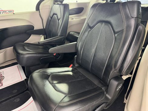 Used 2019 Chrysler Pacifica Touring-L FWD image 36