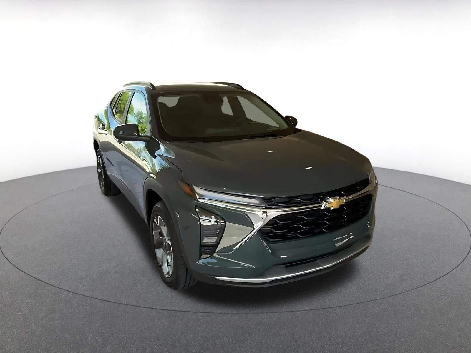 Used 2025 Chevrolet Trax LT w/ LT Convenience Package FWD image 3
