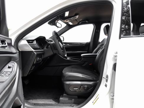 Used 2023 Jeep Grand Cherokee Altitude image 42