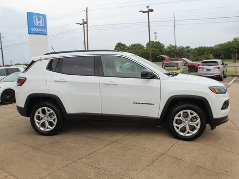 Used 2024 Jeep Compass Latitude AWD/4WD image 4