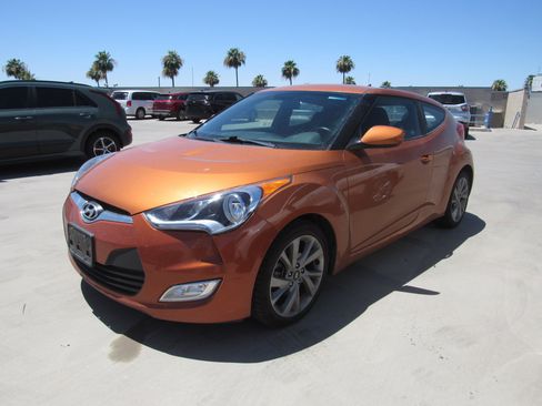 Used 2017 Hyundai Veloster FWD image 1