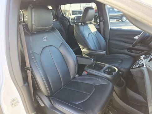 Used 2024 Chrysler Pacifica Limited image 18