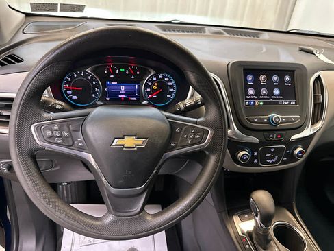 Used 2022 Chevrolet Equinox LS w/ LS Convenience Package AWD/4WD image 3