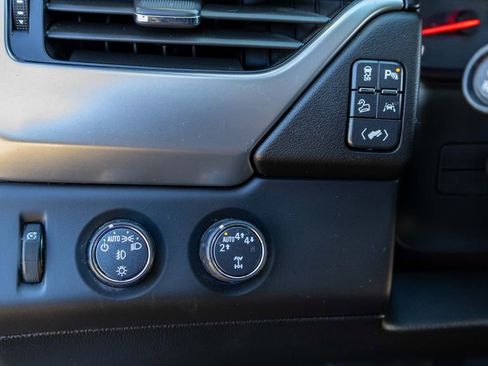 Used 2020 Chevrolet Suburban LT w/ Z71 Midnight Edition image 27