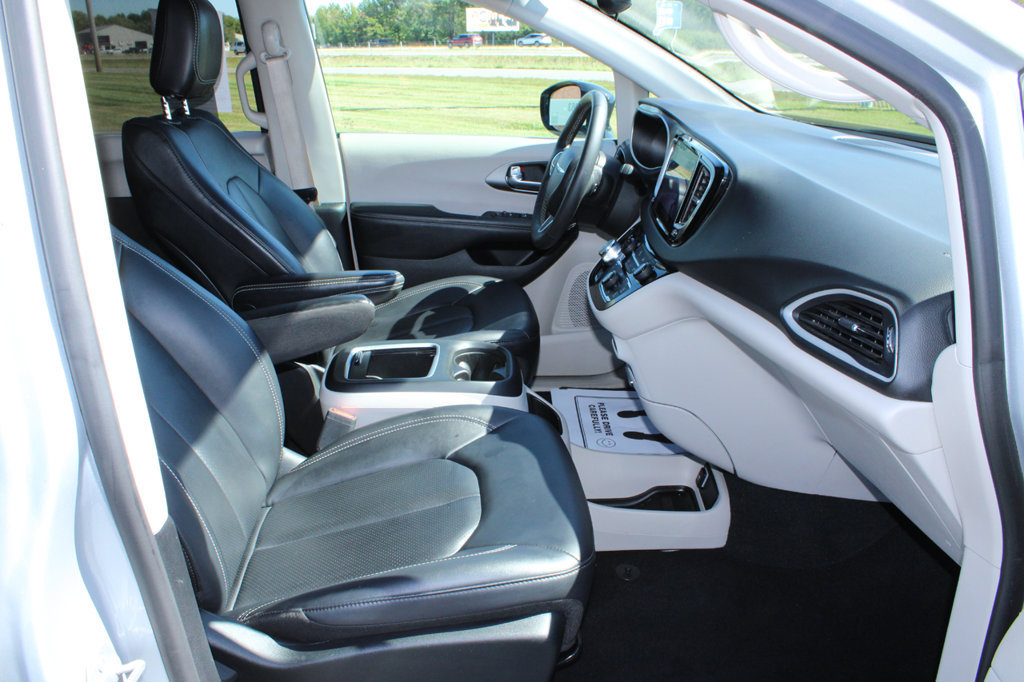 Used 2024 Chrysler Pacifica Touring-L FWD image 28