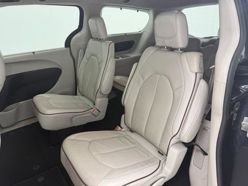 Used 2020 Chrysler Pacifica Limited FWD image 36