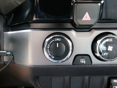 Used 2018 Toyota Tacoma TRD Off-Road AWD/4WD image 28