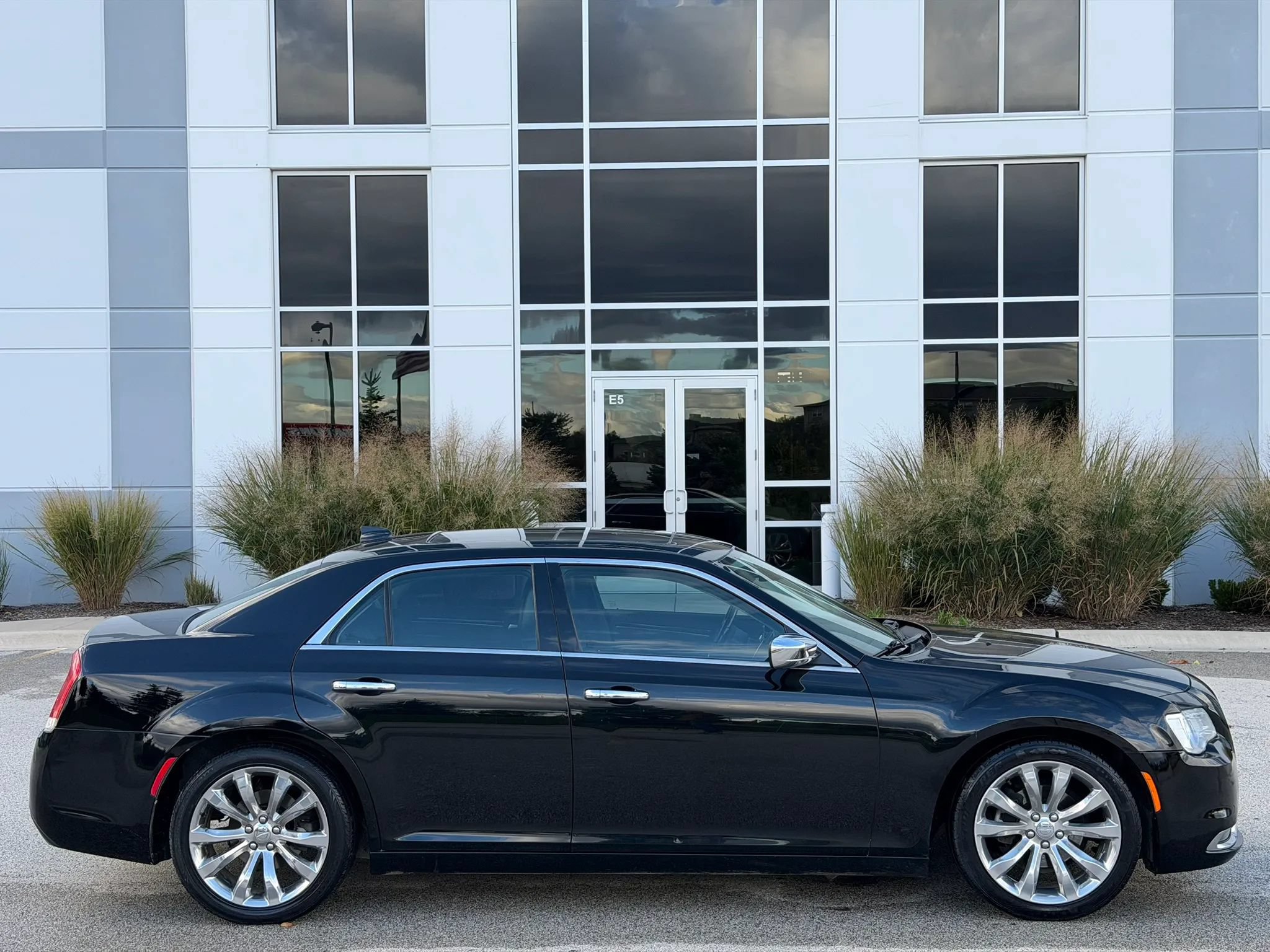 Used 2020 Chrysler 300 Limited RWD image 4