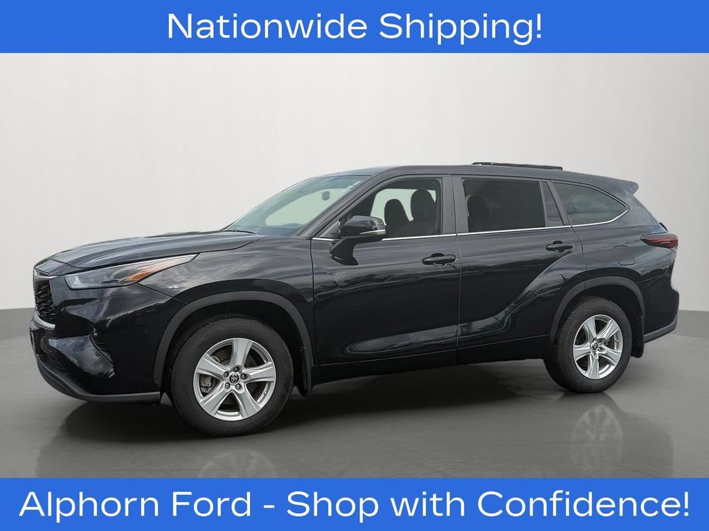 Used 2024 Toyota Highlander LE AWD/4WD image 3