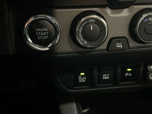 Used 2018 Toyota Tacoma SR image 28