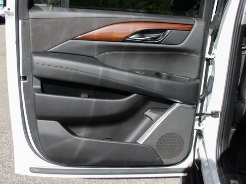 Used 2020 Cadillac Escalade ESV Luxury image 40