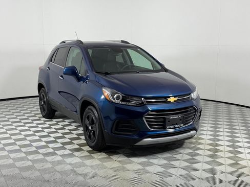 Used 2020 Chevrolet Trax LT w/ Driver Confidence Package FWD image 3