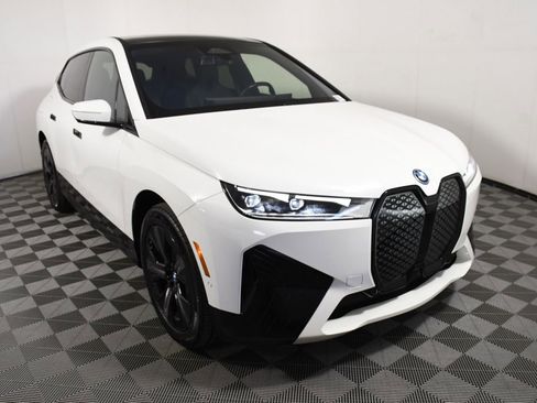 Used 2023 BMW iX xDrive50 w/ Sport Package AWD/4WD image 9