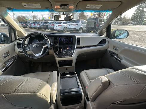 Used 2017 Toyota Sienna XLE Premium AWD/4WD image 10