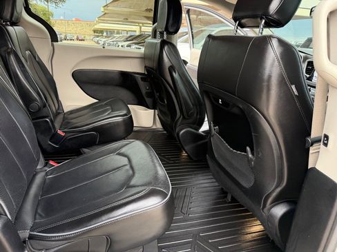 Used 2018 Chrysler Pacifica Limited FWD image 16