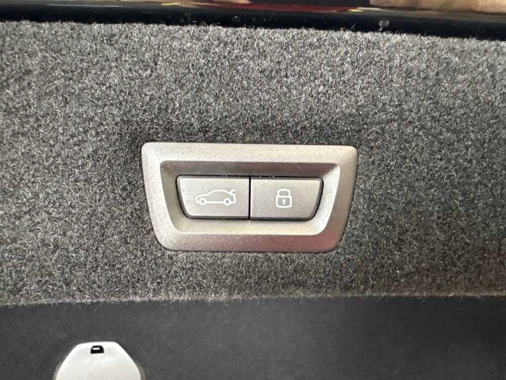 Certified 2025 BMW 750e xDrive AWD/4WD image 34