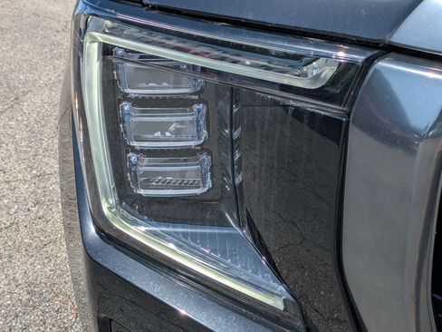 Used 2023 GMC Yukon XL AT4 w/ AT4 Premium Package AWD/4WD image 10