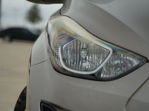 Used 2015 Hyundai Elantra SE image 2