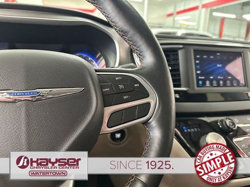 Used 2020 Chrysler Pacifica Touring-L FWD image 18