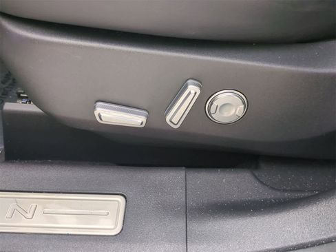 Used 2025 Lincoln Nautilus Reserve w/ Jet Appearance Package image 17