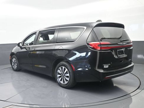 Used 2023 Chrysler Pacifica Touring-L FWD image 4