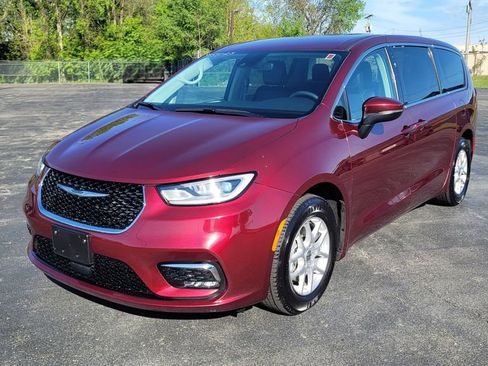 Used 2023 Chrysler Pacifica Touring-L FWD image 5