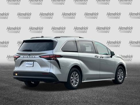 Used 2022 Toyota Sienna LE image 5