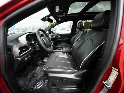 Used 2025 Chrysler Pacifica Limited FWD image 9