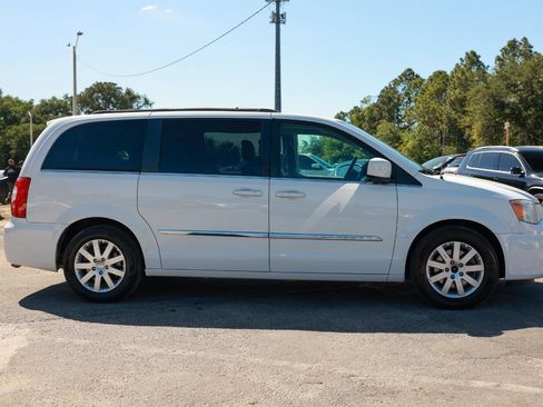 Used 2015 Chrysler Town & Country Touring FWD image 13