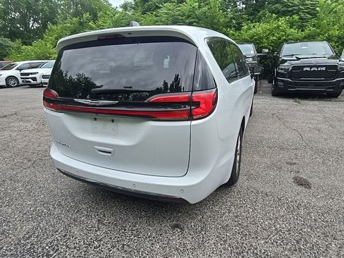 Used 2024 Chrysler Pacifica Touring-L FWD image 7