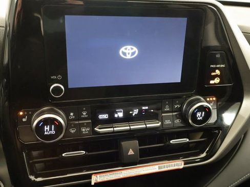 Certified 2025 Toyota Highlander XLE image 21