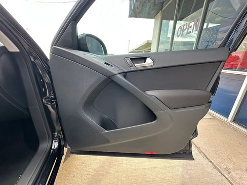 Used 2018 Volkswagen Tiguan Limited w/ Premium Package FWD image 33