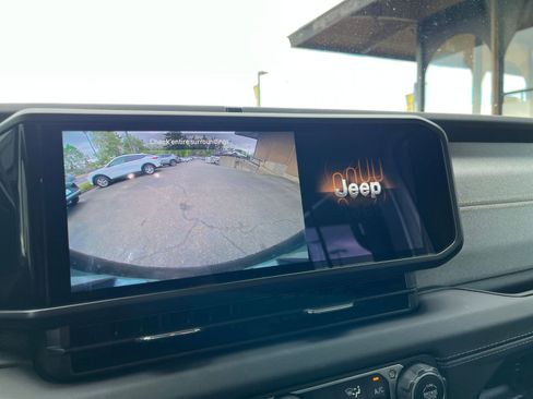 Used 2025 Jeep Wrangler Unlimited Sahara AWD/4WD image 24