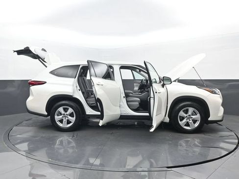 Used 2020 Toyota Highlander LE FWD image 33