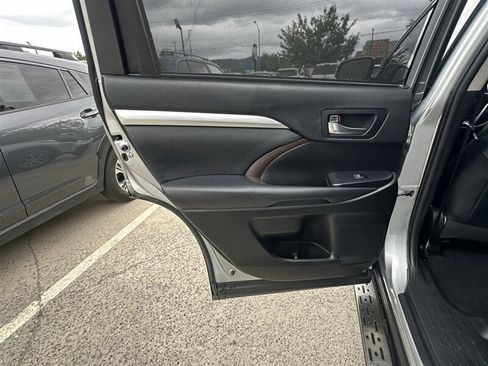 Used 2019 Toyota Highlander XLE AWD/4WD image 22