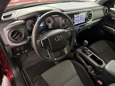 Used 2021 Toyota Tacoma TRD Off-Road w/ Technology Package AWD/4WD image 4