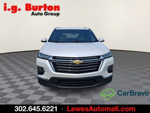 Used 2023 Chevrolet Traverse LT FWD image 2