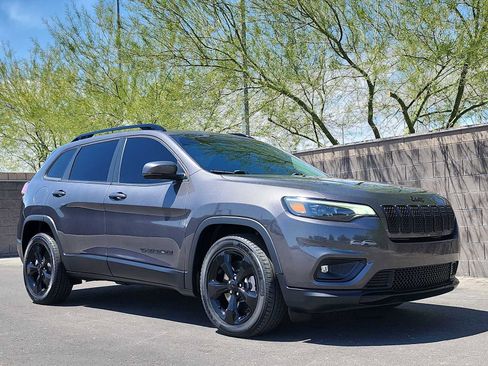 Used 2019 Jeep Cherokee Latitude Plus FWD image 3