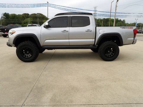 Used 2018 Toyota Tacoma TRD Off-Road image 2